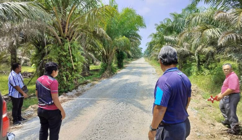 KERJA MENAIK TARAF JALAN CHANGKAT CERMIN FELCRA BERHAD KAWASAN KG KURNIA